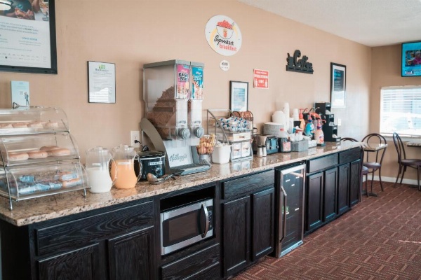 Super 8 by Wyndham Columbia SC / Ft. Jackson image 30