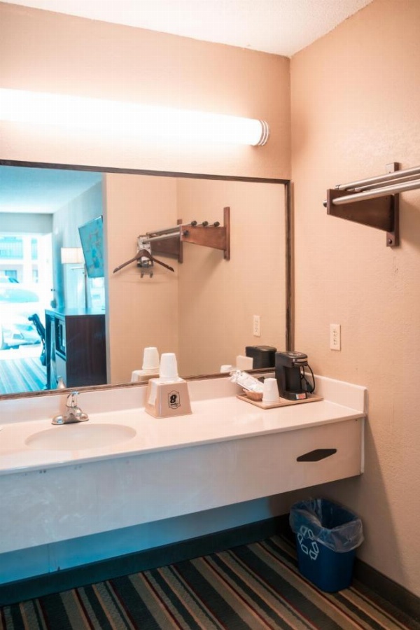 Super 8 by Wyndham Columbia SC / Ft. Jackson image 9